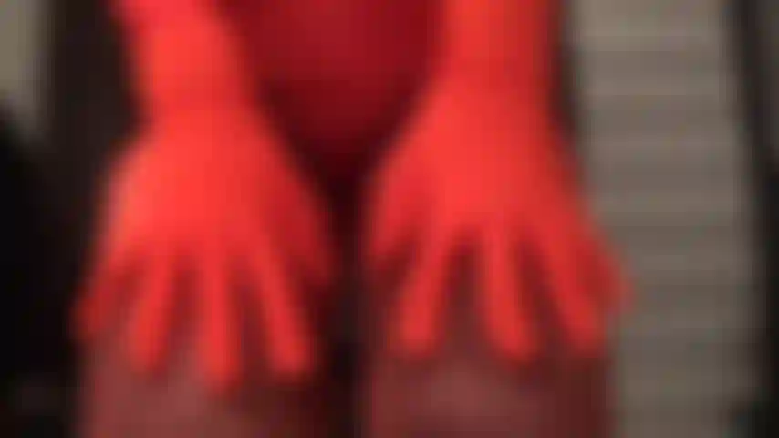 Rote spitzenstrümpfe auf schwarzen wolford-strumpfhosen – herrin vivian trägt feinste strumpfwaren, um strumpfliebhaber und strumpfhosen-enthusiasten zu reizen.