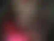 Eine sinnliche verführerin mit strumpfhosen, stiefeln, latex und einem massiven schwarzen strap-on.