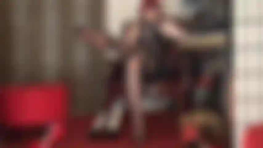 Ein wirklich einzigartiges paar strumpfwaren, das sie bewundern können – strumpfhose mit herzförmigem po-ausschnitt und gemusterten nahtstrümpfen und schleifen.