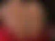 Mit fußfetisch – verehre meine sexy nylonfüße in diesem ganz besonderen paar seidig-durchsichtiger, hautfarbener, gestreifter strumpfhosen, während ich mit meinen schönen hohen fußgewölben und süßen, wackelnden zehen in nahaufnahme necke.