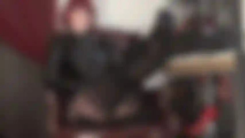 Die herrin trägt strümpfe und strumpfhosen mit strumpfbandmuster. Genießen sie in dieser stellung einen handjob und einen footjob.