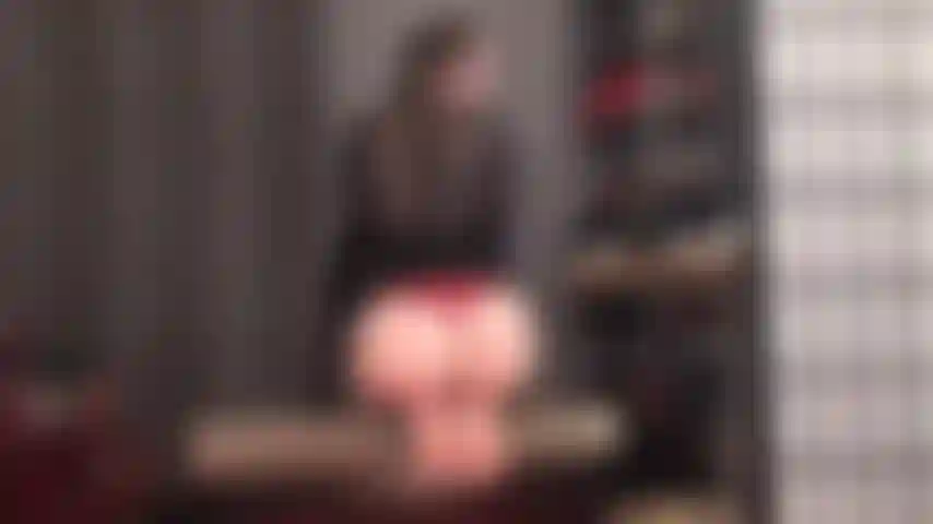 Die nackte füße und einen nackten hintern verehrt – die perfekte blasse haut der herrin wölbt sich von ihren zehen bis zu ihrem runden hintern.