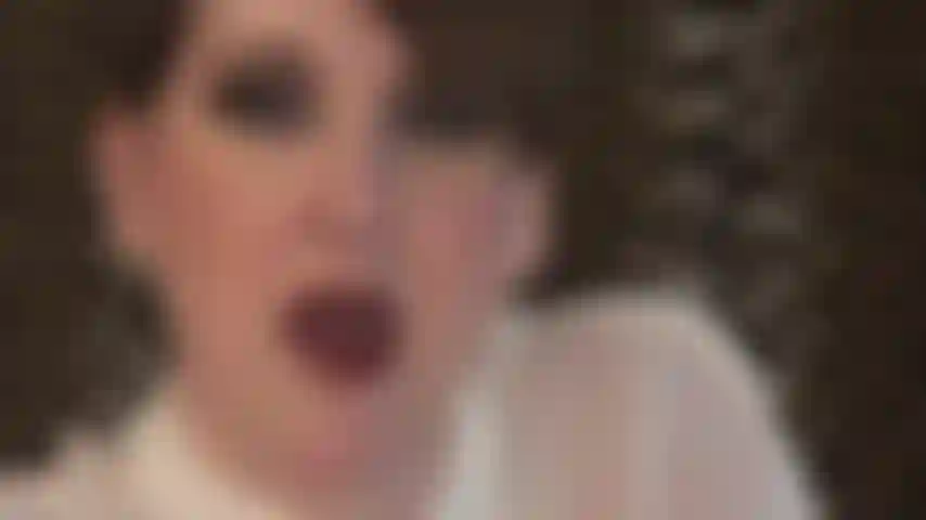 Gesichtsverehrung – rote glänzende lippen, sexy zunge, kurze haare.