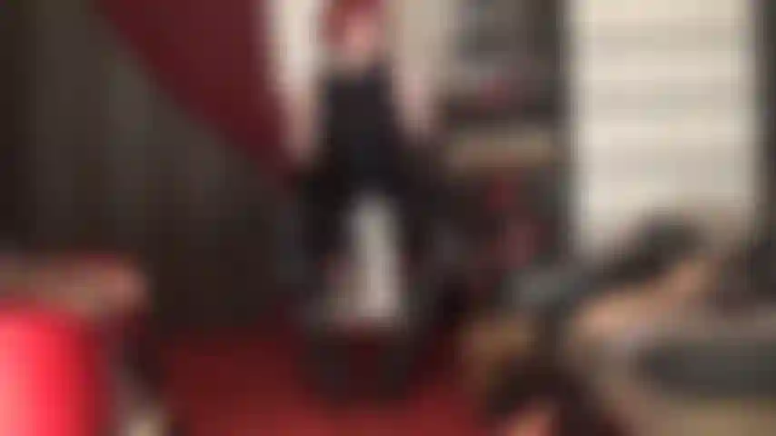 Ein gigantischer silberner penis – während die anderen männer dir zuschauen, füllt dich die herrin mit ihrem riesigen penis. Zeig ihnen, was für eine gute hure du bist, indem du auf diesem riesigen penis auf und ab rutschst, um all ihr sperma in dein gesicht zu bekommen.