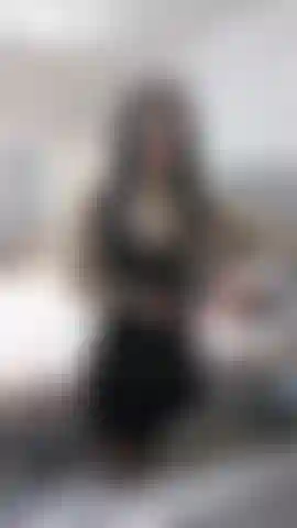 Öle mein halbtransparentes latextop & schwarzen latexrock, blitzende muschi.