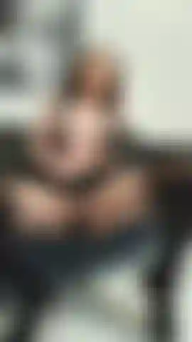 Rauche, masturbiere mit meinem zauberstab und spritze durch strumpfhosen.