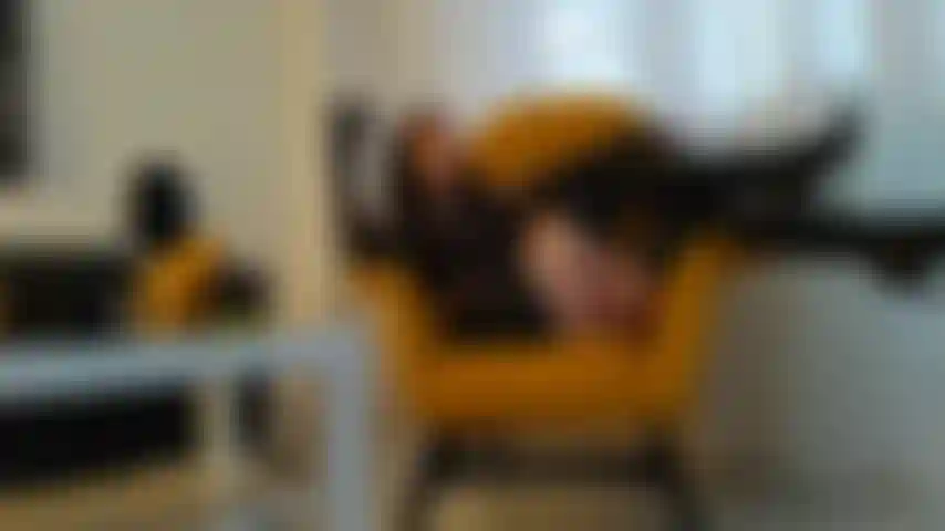 Rauche eine zigarre in lederhandschuhen, stiefeln & minirock.