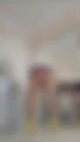 Ein sehr kurzes latexkleid, strumpfhosen und neckische brüste.