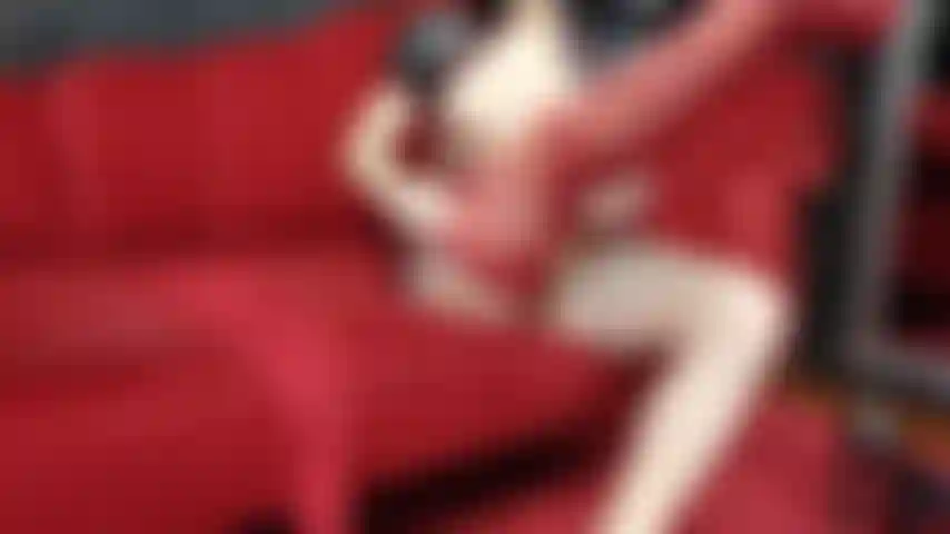 Ziehe rote vintage nylons & heels an.