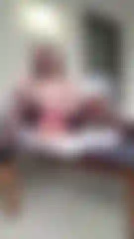 In sexy dessous auf der terrasse raucht.