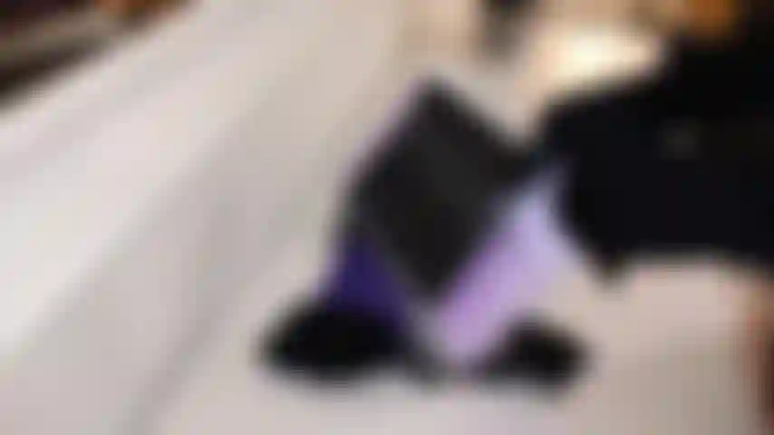 Neue zweifarbige flieder/schwarze vollmodische nylons, ouvert-slips & heels.