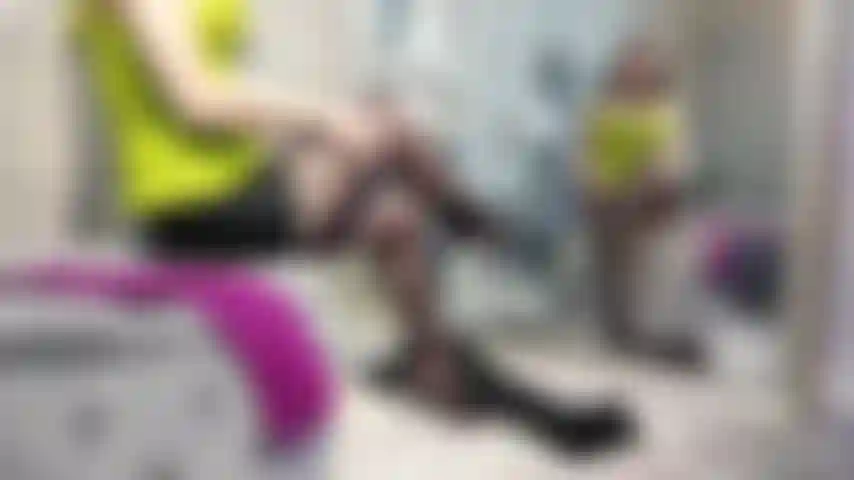 Neues luxuriöses lederoutfit: korsett, minirock, lange handschuhe & overknee-stiefel.