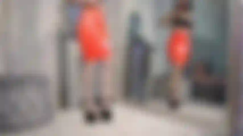 Einölender latexrock, blitzende möpse & fotze.