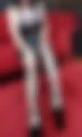 Ziehe nylons aus, latex-bh, zeige cameltoe.