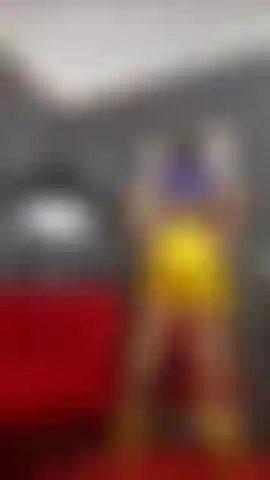 Latex, strumpfhosen, rauchen und titten necken.