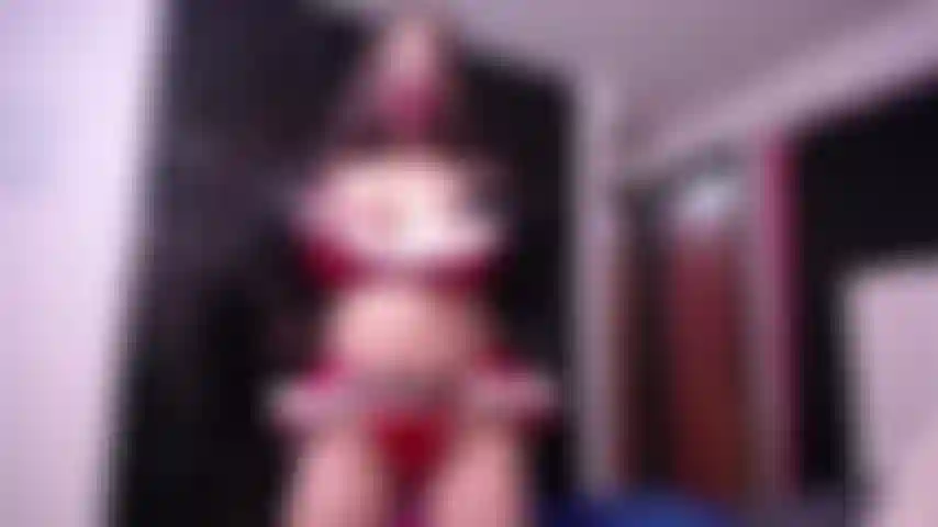 Mama claus cosplay spielt mit ihrer saftigen muschi und ihren titten.