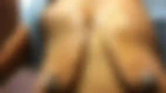 Noch mehr honig läuft langsam herunter und tropft von meinen titten.