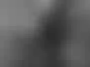 Sich unter der dusche spritzt.