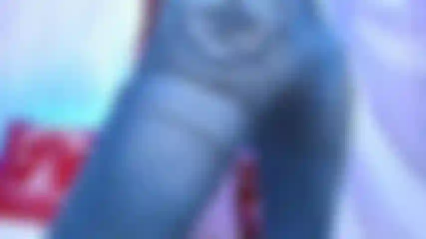 Ein hintern in jeans und füße, die einen denim-fetischfuß anbeten. . Zeige auch deinen fuß und bitte dich, deine zehen zu lutschen und zu massieren. Ich liebe fußfetisch und denim-sachen.