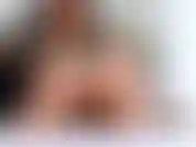 Füße in braunen strümpfen und ein pussy-teaser für nylonliebhaber.