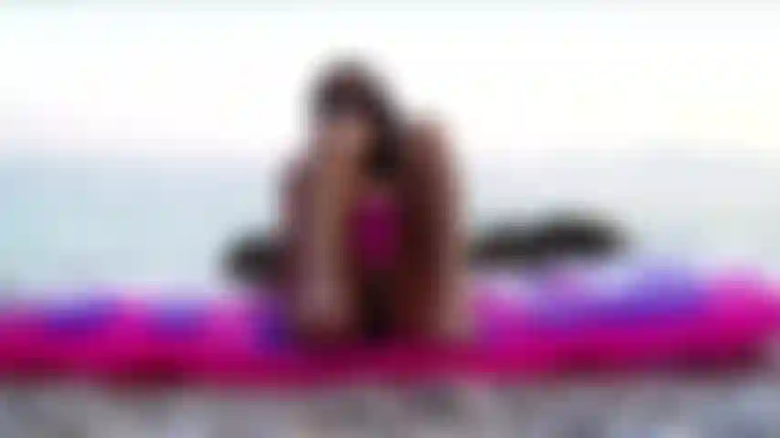 Blitze am strand. Ich necke dich mit meinem heißen körper am strand. Oben ohne und eine öffentliche muschi im freien.