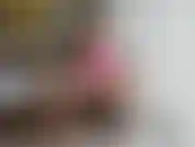 Eine spritzende dame im hotel. Spiele mit der heißen muschi des spritzers.