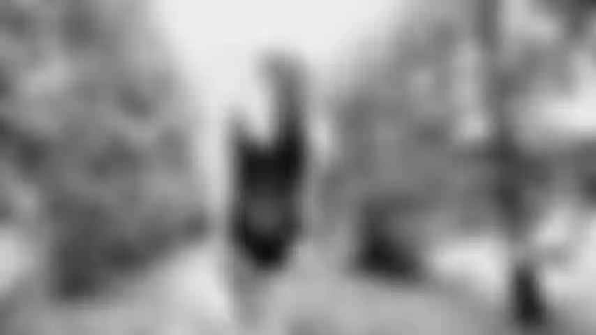 Eine halloween-herrin, die im park spaziert. Molly-titten zeigen öffentliches heißes video!