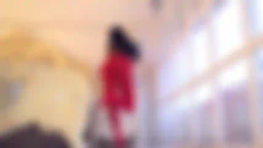 Ein oben ohne mädchen, das mit strumpfhosen neckt.6 Tease-tanz in roten nylons.