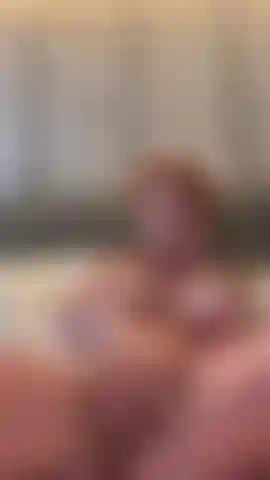 Spritze auf meinen dildo in meinem hotelbett.