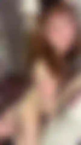 Verspieltes stripgirl wartet auf dich.