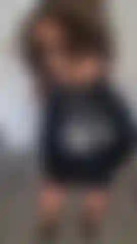 1 minute 30 of strip tease by the mistress......
Big juicy ass