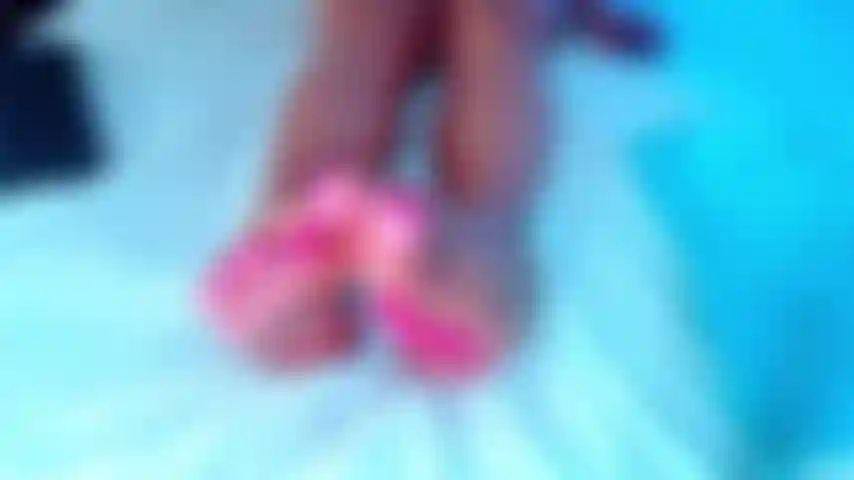 Sexy füße in rosa emaille.