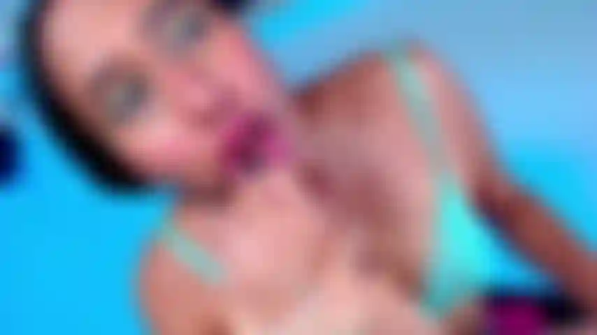 Die an ihren zehen lutscht.