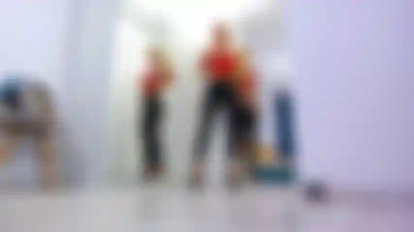 Laufe oben ohne mit absätzen, hör einfach auf das geräusch meiner absätze und fang an, sie für mich zu reiben. Sei vollkommen, mein junge!!!