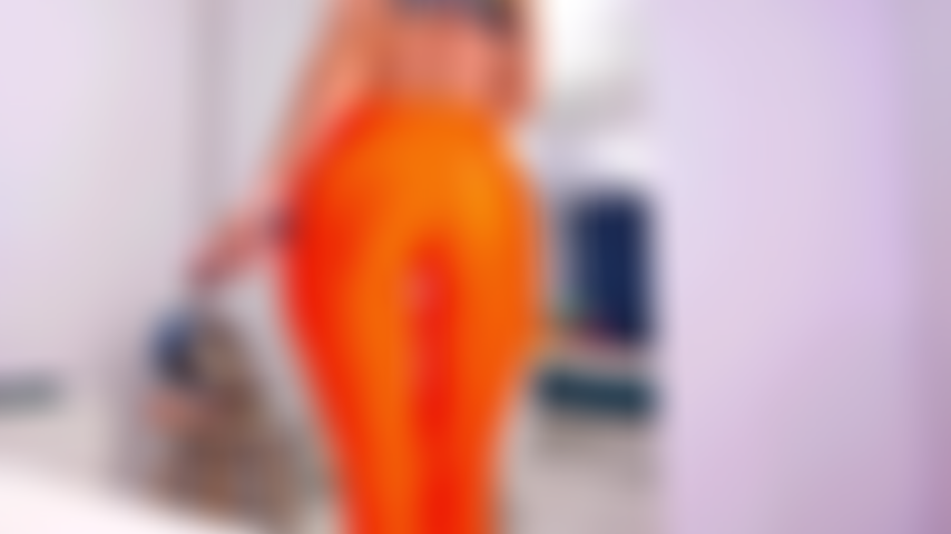 Joi, orange leggings!! Neue show!