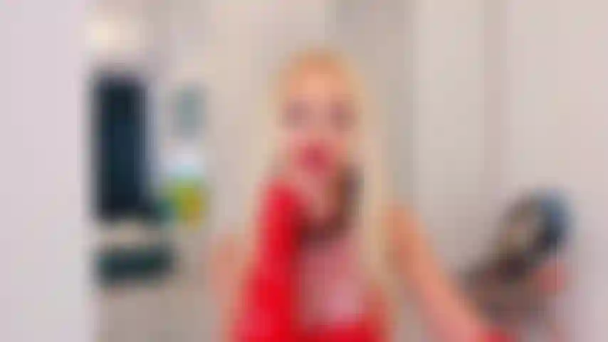 Ihre göttin, ganz in rotem latex, kleid und stiefeln.