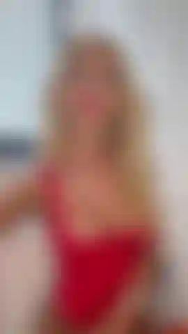 Rauche und spiele mit brüsten.