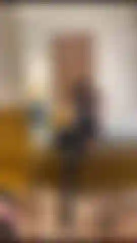 Latex-teaser mit einem blick auf die brustwarzen.