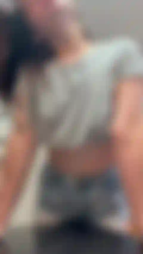 Reibe meine muschi an der tischecke. Zu geil.