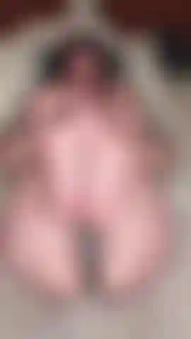 Nackte fußsohlen in richtung kamera, während ich mit meiner nassen muschi spiele ;).