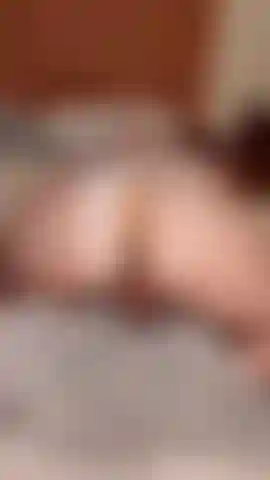 . Nahaufnahme von pussyspielen in weißer unterwäsche.