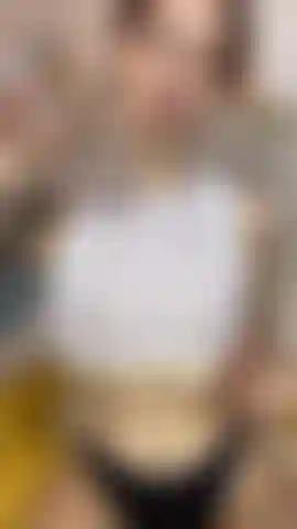 Habe winzige kleine eingeölte titten und augenkontakt.