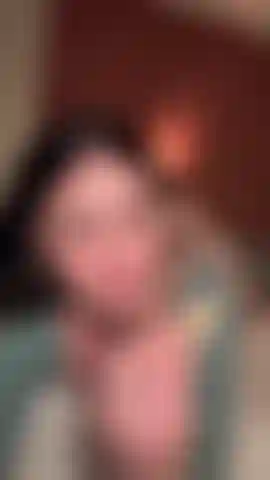 Barfuß und in dessous zimtschnecken esse.