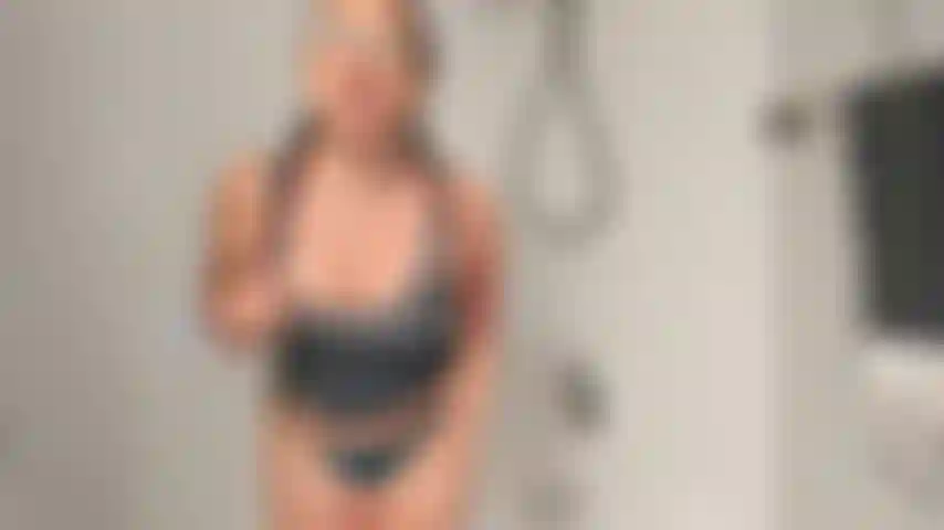 Devoter morgan schüttet ihr eine gallone milch über den kopf! Benutzerdefiniertes video für italianstud.
