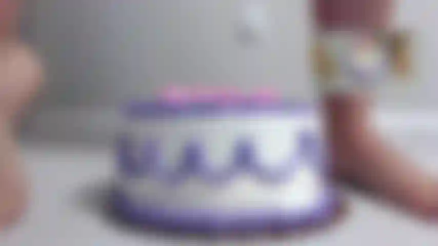 Meinen cammiversary-kuchen mit meinen barfüßen zertrümmert! Ich mache ein riesiges chaos und werde dabei ungezogen.