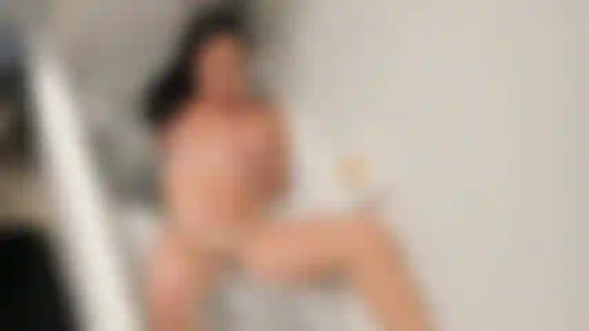 Ein schaumiges schaumbad verwandelt sich in ein spermafest, wenn ich anfange, meine muschi und meinen arsch mit meinen fingern zu necken, bevor ich mich mit meinem pulsierenden duschkopf fertig mache.