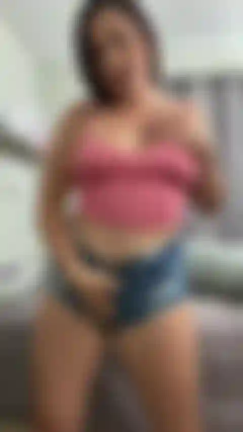 Sweet n slutty morgan zieht sich von ihren daisy dukes aus und reibt ihre nasse muschi!