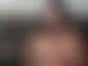 Morgan fickt ihre titten mit ihrem rosa lieblingsdildo und tief in die kehle, bis sie würgt.