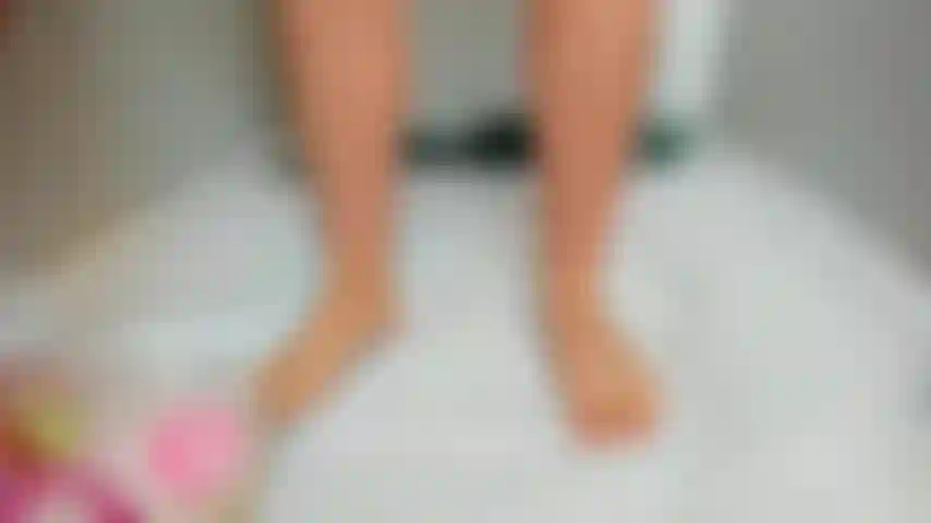 ** Cbt ** platze wasserballons mit meinen füßen, high heels und meinem nackten körper !!