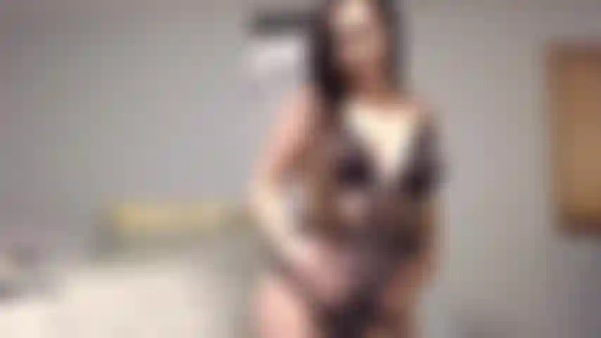 Ganz in schwarze dessous gekleidet und begierig, mit meinem zauberstab-vibrator herumzuspielen.